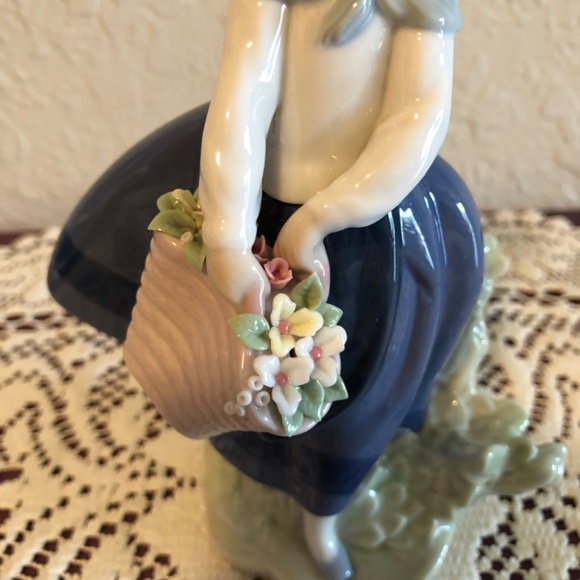 Lladró “Pretty Pickings” - Picture 5 of 7